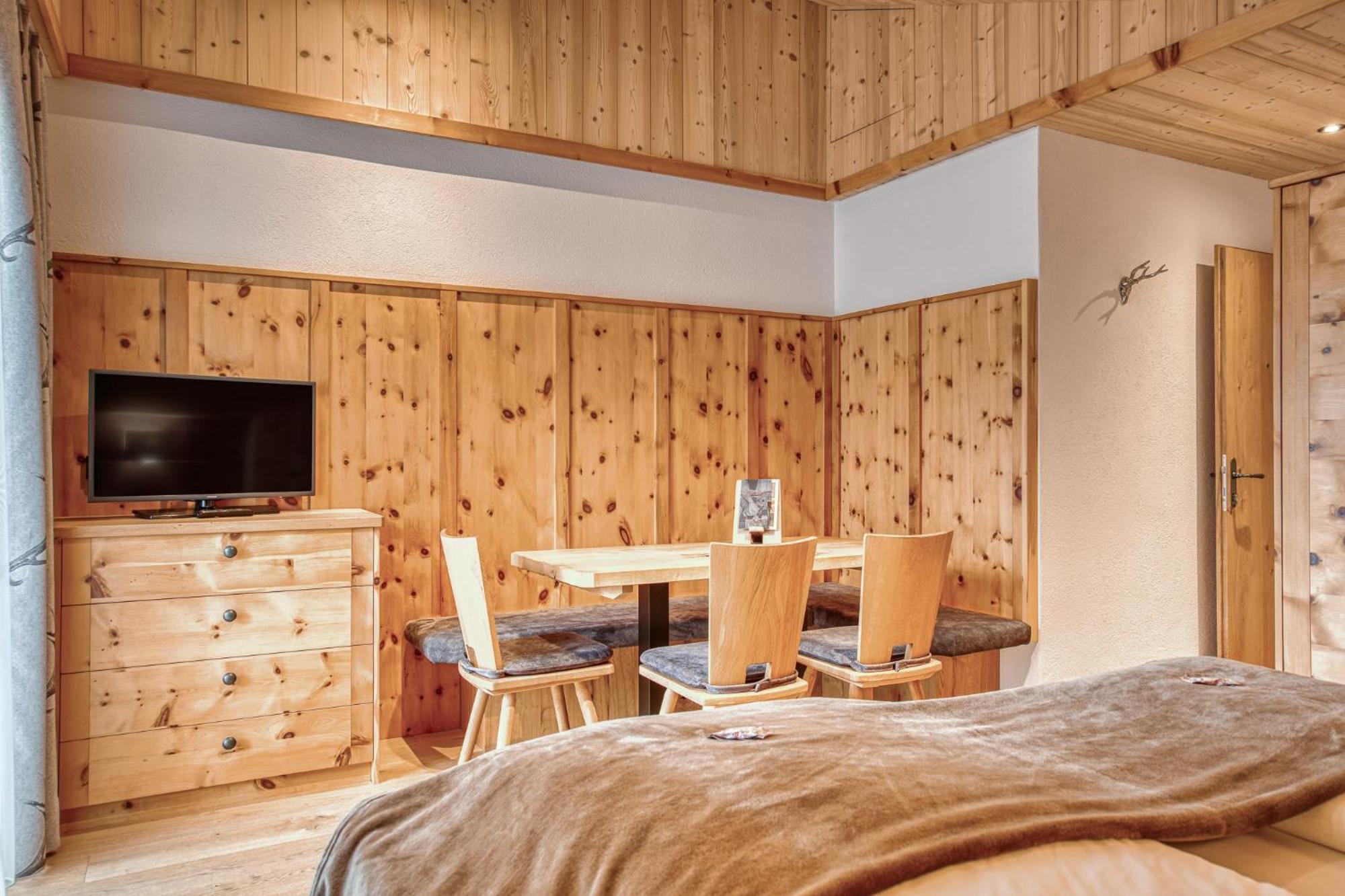 Hotel Alpenstolz Мідерс Номер фото