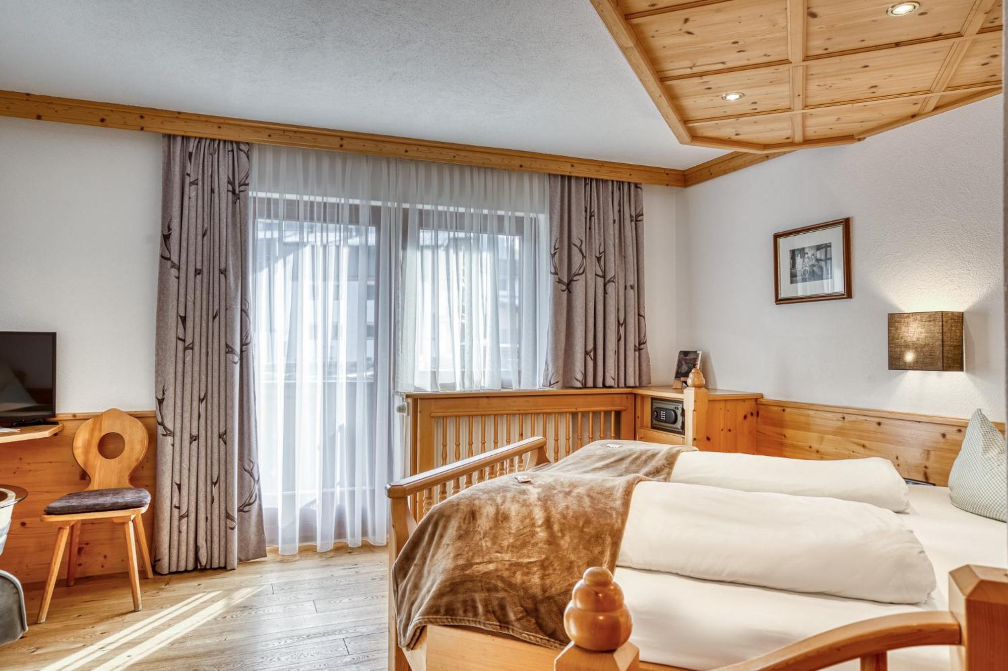 Hotel Alpenstolz Мідерс Номер фото