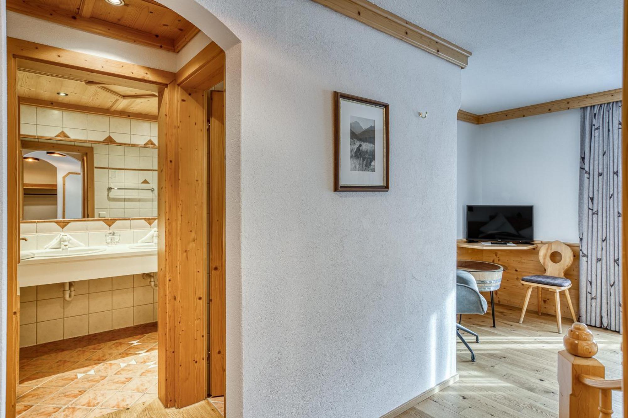 Hotel Alpenstolz Мідерс Номер фото