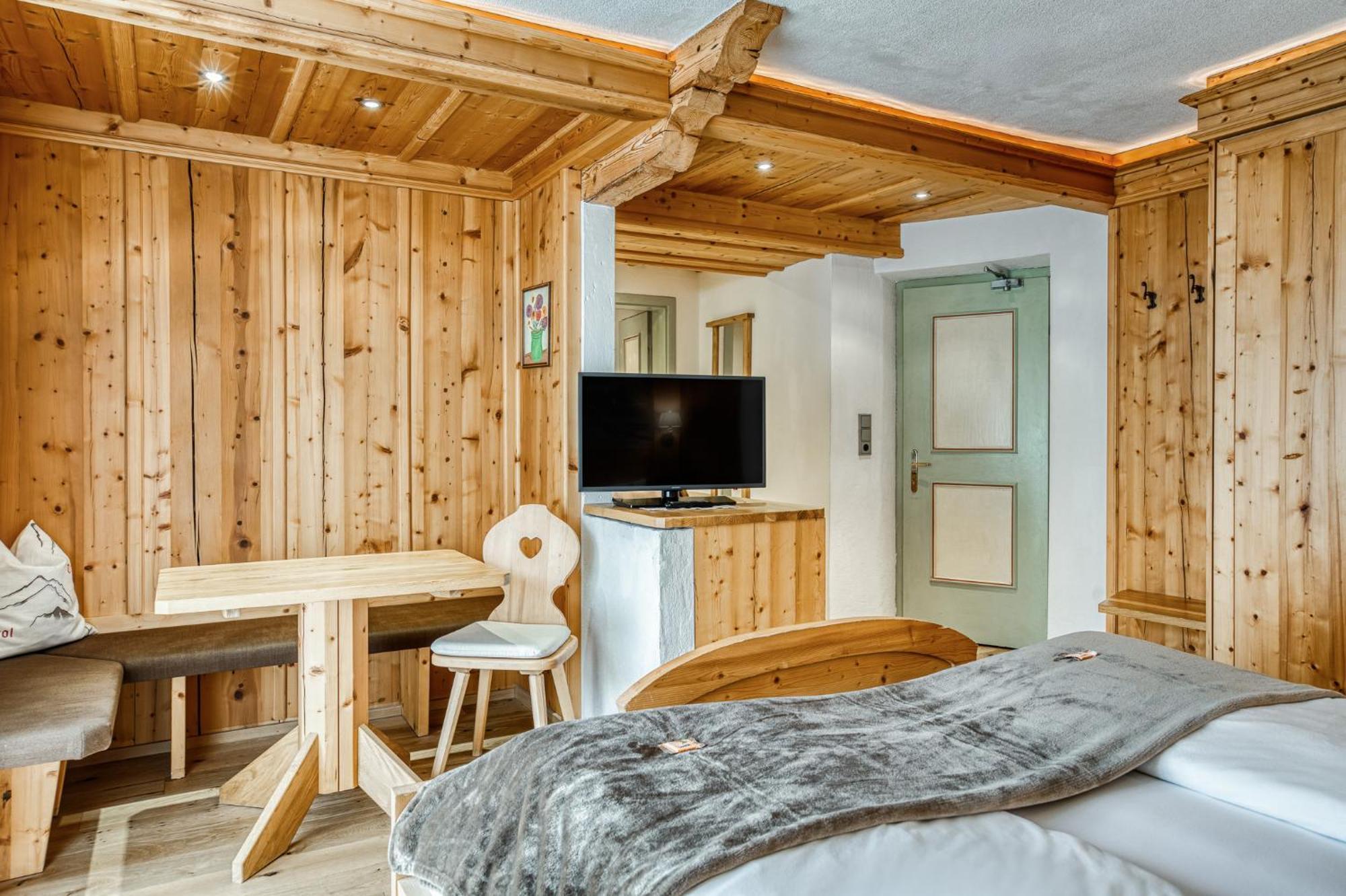 Hotel Alpenstolz Мідерс Номер фото